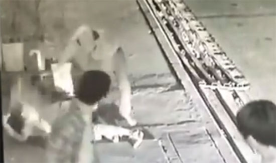 เปิดคลิปสุดโหด วัยรุ่นรุมสกรัมผิดตัว 6 ต่อ 1 คว้ากระถางทุ่มเหยื่อ ดับคาที่ เปิดคลิปสุดโหด วัยรุ่นรุมสกรัมผิดตัว 6 ต่อ 1 คว้ากระถางทุ่มเหยื่อ ดับคาที่