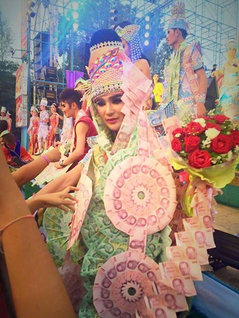 แม่ยกคล้องพวงมาลัยยักษ์ บอย ศิริชัย หมอลำชื่อดัง แม่ยกคล้องพวงมาลัยยักษ์ บอย ศิริชัย หมอลำชื่อดัง