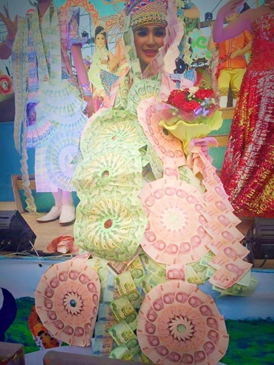 แม่ยกคล้องพวงมาลัยยักษ์ บอย ศิริชัย หมอลำชื่อดัง แม่ยกคล้องพวงมาลัยยักษ์ บอย ศิริชัย หมอลำชื่อดัง