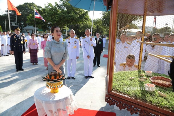 องค์ภาฯ เสด็จทรงบำเพ็ญพระกุศล ปล่อยปลา ในโอกาสวันคล้ายวันประสูติ องค์ภาฯ เสด็จทรงบำเพ็ญพระกุศล ปล่อยปลา ในโอกาสวันคล้ายวันประสูติ
