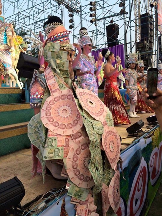 แม่ยกคล้องพวงมาลัยยักษ์ บอย ศิริชัย หมอลำชื่อดัง แม่ยกคล้องพวงมาลัยยักษ์ บอย ศิริชัย หมอลำชื่อดัง