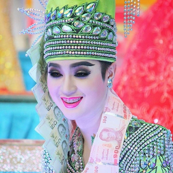 แม่ยกคล้องพวงมาลัยยักษ์ บอย ศิริชัย หมอลำชื่อดัง แม่ยกคล้องพวงมาลัยยักษ์ บอย ศิริชัย หมอลำชื่อดัง