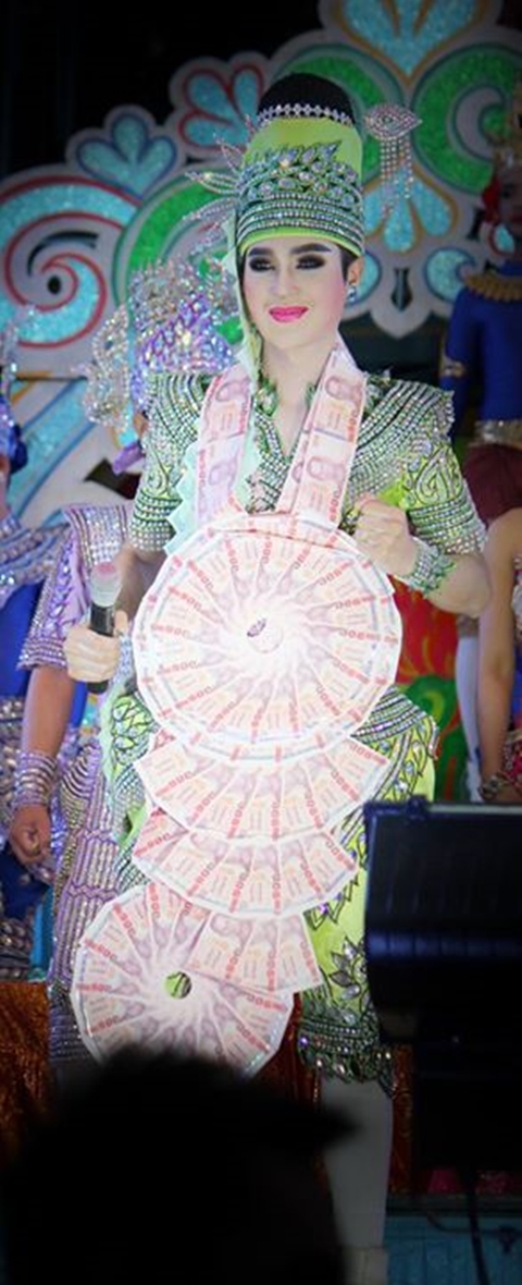 แม่ยกคล้องพวงมาลัยยักษ์ บอย ศิริชัย หมอลำชื่อดัง แม่ยกคล้องพวงมาลัยยักษ์ บอย ศิริชัย หมอลำชื่อดัง