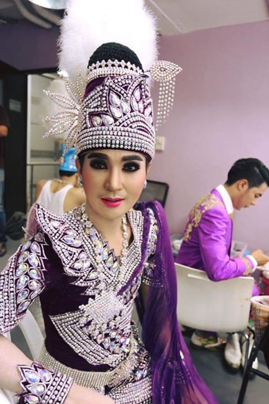 แม่ยกคล้องพวงมาลัยยักษ์ บอย ศิริชัย หมอลำชื่อดัง แม่ยกคล้องพวงมาลัยยักษ์ บอย ศิริชัย หมอลำชื่อดังแม่ยกคล้องพวงมาลัยยักษ์ บอย ศิริชัย หมอลำชื่อดัง