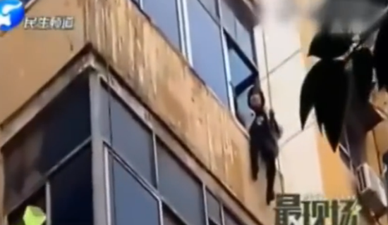 อะไรจะขนาดนั้น ! ป้าขู่โดดตึก ยัวะสามีหลังทะเลาะเรื่องข้าวเที่ยง อะไรจะขนาดนั้น ! ป้าขู่โดดตึก ยัวะสามีหลังทะเลาะเรื่องข้าวเที่ยง