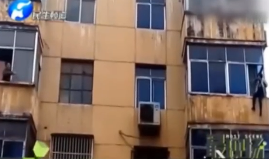 อะไรจะขนาดนั้น ! ป้าขู่โดดตึก ยัวะสามีหลังทะเลาะเรื่องข้าวเที่ยง อะไรจะขนาดนั้น ! ป้าขู่โดดตึก ยัวะสามีหลังทะเลาะเรื่องข้าวเที่ยง