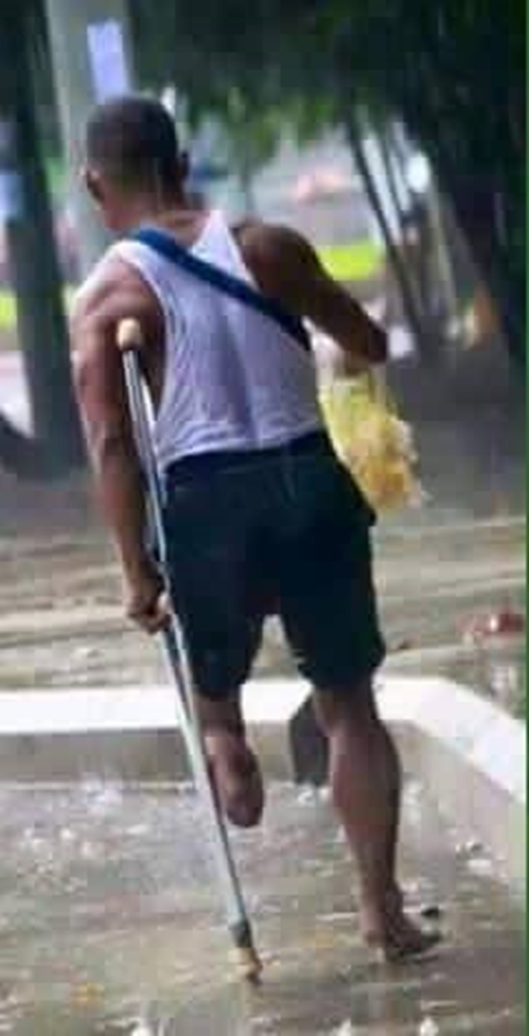 สะเทือนใจ..ชะตาชีวิตอดีตทหาร ขาขาดในสมรภูมิรบ แต่ต้องขายมาลัยประทังชีวิต สะเทือนใจ..ชะตาชีวิตอดีตทหาร ขาขาดในสมรภูมิรบ แต่ต้องขายมาลัยประทังชีวิต