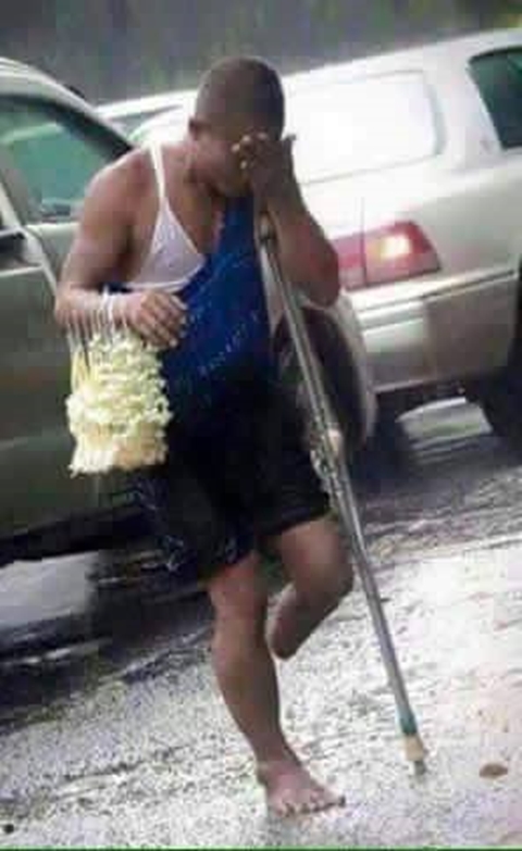 สะเทือนใจ..ชะตาชีวิตอดีตทหาร ขาขาดในสมรภูมิรบ แต่ต้องขายมาลัยประทังชีวิต สะเทือนใจ..ชะตาชีวิตอดีตทหาร ขาขาดในสมรภูมิรบ แต่ต้องขายมาลัยประทังชีวิต