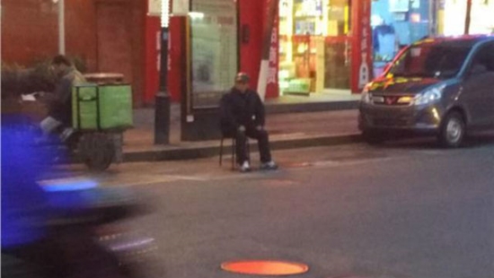 อนาถใจ พ่อ-แม่ชรานั่งริมถนนในความหนาว เฝ้าที่จอดรถรอลูกชายกลับบ้าน อนาถใจ พ่อ-แม่ชรานั่งริมถนนในความหนาว เฝ้าที่จอดรถรอลูกชายกลับบ้าน