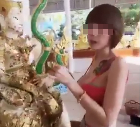 สาวเปรี้ยวนุ่งสายเดี่ยวโชว์รอยสัก เข้าไหว้พระที่วัด สาวเปรี้ยวนุ่งสายเดี่ยวโชว์รอยสัก เข้าไหว้พระที่วัด