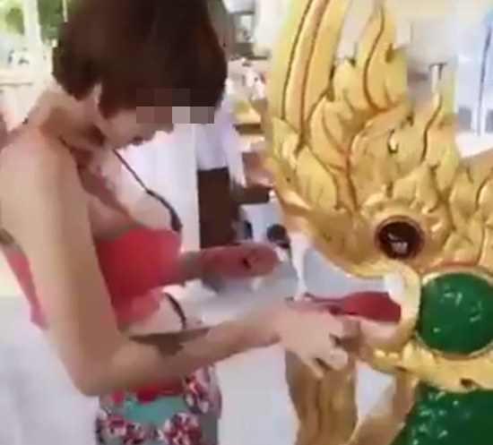 สาวเปรี้ยวนุ่งสายเดี่ยวโชว์รอยสัก เข้าไหว้พระที่วัด สาวเปรี้ยวนุ่งสายเดี่ยวโชว์รอยสัก เข้าไหว้พระที่วัด