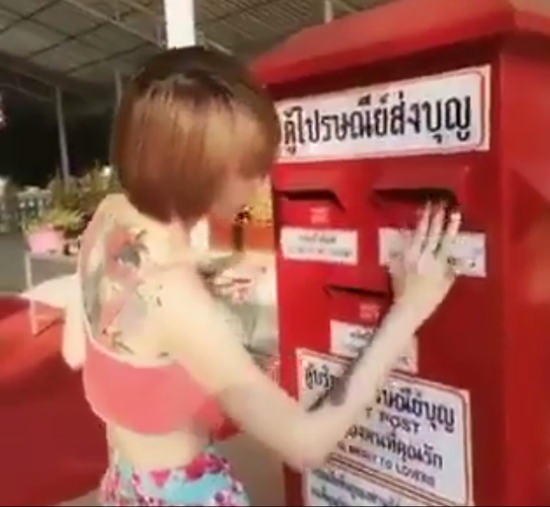 สาวเปรี้ยวนุ่งสายเดี่ยวโชว์รอยสัก เข้าไหว้พระที่วัด สาวเปรี้ยวนุ่งสายเดี่ยวโชว์รอยสัก เข้าไหว้พระที่วัด