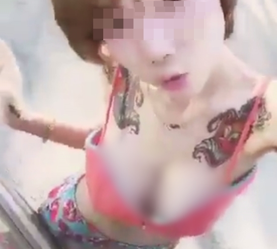 สาวเปรี้ยวนุ่งสายเดี่ยวโชว์รอยสัก เข้าไหว้พระที่วัด สาวเปรี้ยวนุ่งสายเดี่ยวโชว์รอยสัก เข้าไหว้พระที่วัด