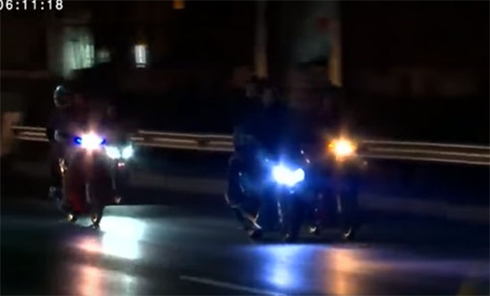 เด็กแว้นรวมตัวซิ่งถนนวิภาวดีกว่า 300 คัน ก่อนบึ่งหนีตำรวจ-ถูกชนดับ 1 เด็กแว้นรวมตัวซิ่งถนนวิภาวดีกว่า 300 คัน ก่อนบึ่งหนีตำรวจ-ถูกชนดับ 1