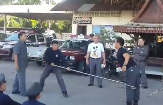 ชื่นชมไอเดีย ตำรวจผุดอุปกรณ์จับผู้ร้าย แค่ดัน-เกี่ยว ตะครุบตัวได้ทันควัน ชื่นชมไอเดีย ตำรวจผุดอุปกรณ์จับผู้ร้าย แค่ดัน-เกี่ยว ตะครุบตัวได้ทันควัน