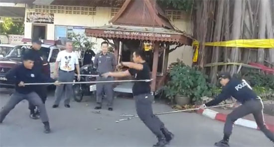 ชื่นชมไอเดีย ตำรวจผุดอุปกรณ์จับผู้ร้าย แค่ดัน-เกี่ยว ตะครุบตัวได้ทันควัน ชื่นชมไอเดีย ตำรวจผุดอุปกรณ์จับผู้ร้าย แค่ดัน-เกี่ยว ตะครุบตัวได้ทันควัน