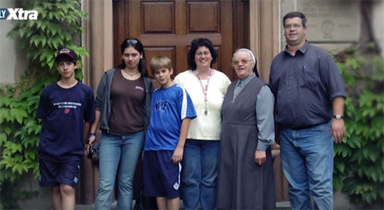 พ่อวัย 46 ตัดสินใจทิ้งเมีย-ลูก เพื่อใช้ชีวิตเป็นเด็กหญิง 6 ขวบ พ่อวัย 46 ตัดสินใจทิ้งเมีย-ลูก เพื่อใช้ชีวิตเป็นเด็กหญิง 6 ขวบ