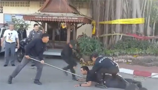 ชื่นชมไอเดีย ตำรวจผุดอุปกรณ์จับผู้ร้าย แค่ดัน-เกี่ยว ตะครุบตัวได้ทันควัน ชื่นชมไอเดีย ตำรวจผุดอุปกรณ์จับผู้ร้าย แค่ดัน-เกี่ยว ตะครุบตัวได้ทันควัน