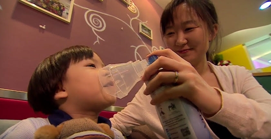 มลพิษเล่นงานหนัก ชาวปักกิ่งต้องซื้ออากาศอัดกระป๋องจากแคนาดาไว้หายใจ มลพิษเล่นงานหนัก ชาวปักกิ่งต้องซื้ออากาศอัดกระป๋องจากแคนาดาไว้หายใจ