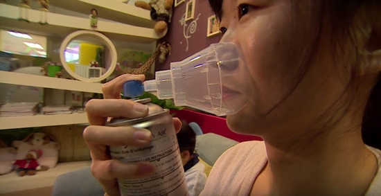 มลพิษเล่นงานหนัก ชาวปักกิ่งต้องซื้ออากาศอัดกระป๋องจากแคนาดาไว้หายใจ มลพิษเล่นงานหนัก ชาวปักกิ่งต้องซื้ออากาศอัดกระป๋องจากแคนาดาไว้หายใจ