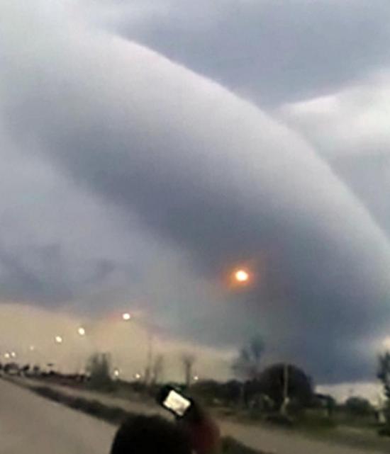 ชาวบ้านฮือฮา เมฆทรงประหลาดก่อตัวบนท้องฟ้า ก่อนสลายตัวในไม่กี่นาที ชาวบ้านฮือฮา เมฆทรงประหลาดก่อตัวบนท้องฟ้า ก่อนสลายตัวในไม่กี่นาที