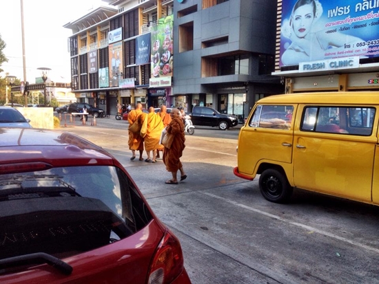 วงการสงฆ์ฉาวส่งท้ายปี เจอพระเดินเรี่ยไรเงิน ที่เชียงใหม่ ไม่ให้ชูนิ้วกลางใส่ !! วงการสงฆ์ฉาวส่งท้ายปี เจอพระเดินเรี่ยไรเงิน ที่เชียงใหม่ ไม่ให้ชูนิ้วกลางใส่ !!
