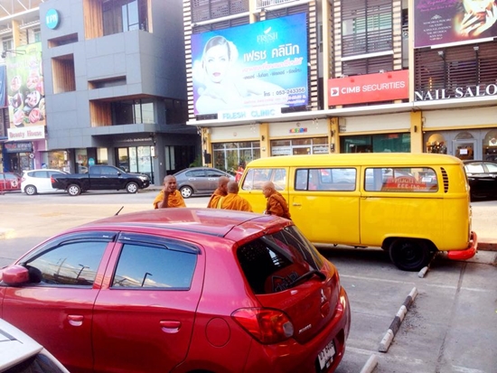 วงการสงฆ์ฉาวส่งท้ายปี เจอพระเดินเรี่ยไรเงิน ที่เชียงใหม่ ไม่ให้ชูนิ้วกลางใส่ !! วงการสงฆ์ฉาวส่งท้ายปี เจอพระเดินเรี่ยไรเงิน ที่เชียงใหม่ ไม่ให้ชูนิ้วกลางใส่ !!