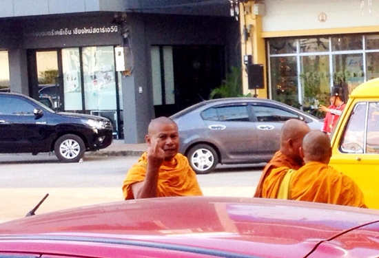 วงการสงฆ์ฉาวส่งท้ายปี เจอพระเดินเรี่ยไรเงิน ที่เชียงใหม่ ไม่ให้ชูนิ้วกลางใส่ !! วงการสงฆ์ฉาวส่งท้ายปี เจอพระเดินเรี่ยไรเงิน ที่เชียงใหม่ ไม่ให้ชูนิ้วกลางใส่ !!