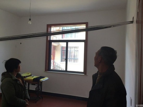 อึ้งแรง จีนสร้างบ้านครอบสายไฟฟ้า พาดผ่ากลางตัวบ้าน-เดินผ่านต้องลอด อึ้งแรง จีนสร้างบ้านครอบสายไฟฟ้า พาดผ่ากลางตัวบ้าน-เดินผ่านต้องลอด