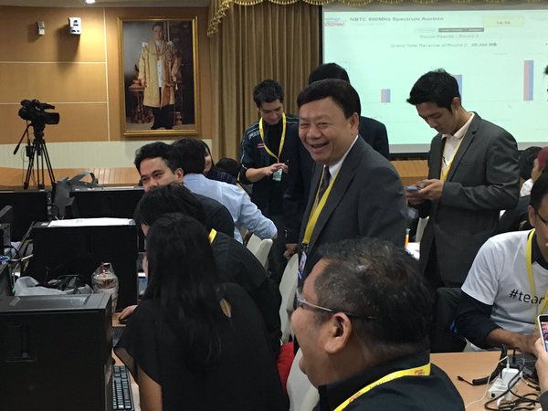 ประมูล 4G คลื่น 900 MHz เริ่มแล้ว 4 ค่ายมือถือเข้าร่วม ประมูล 4G คลื่น 900 MHz เริ่มแล้ว 4 ค่ายมือถือเข้าร่วม