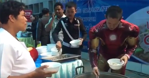 ชื่นชม ! เหล่ายอดมนุษย์ รวมตัวจำหน่ายอาหารราคาถูกช่วยประชาชน ชื่นชม ! เหล่ายอดมนุษย์ รวมตัวจำหน่ายอาหารราคาถูกช่วยประชาชน