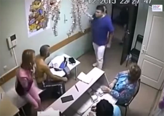 คลิปโหด หมอเลือดร้อนต่อยคนไข้หมัดเดียวดับคาโรงพยาบาล คลิปโหด หมอเลือดร้อนต่อยคนไข้หมัดเดียวดับคาโรงพยาบาล