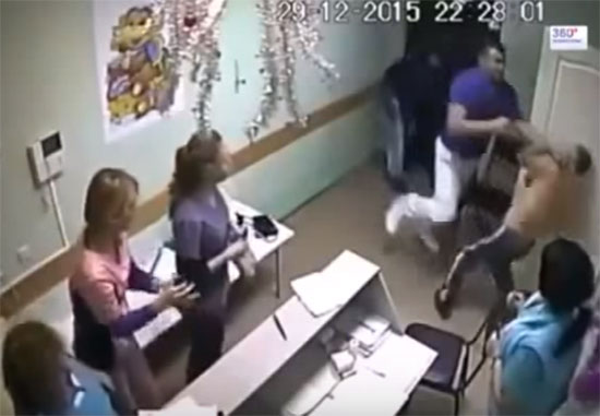 คลิปโหด หมอเลือดร้อนต่อยคนไข้หมัดเดียวดับคาโรงพยาบาล คลิปโหด หมอเลือดร้อนต่อยคนไข้หมัดเดียวดับคาโรงพยาบาล