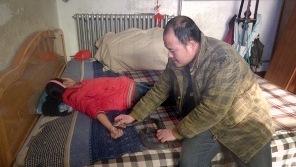 พ่อผุดวิธีแปลก จับงูเห่ามาฉกลูกหวังรักษาโรคร้าย พ่อผุดวิธีแปลก จับงูเห่ามาฉกลูกหวังรักษาโรคร้าย