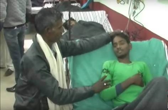 หนุ่มอาเจียนหนัก ไปหาหมอสุดช็อก พบฝาแฝดเติบโตอยู่ภายในท้องตัวเอง หนุ่มอาเจียนหนัก ไปหาหมอสุดช็อก พบฝาแฝดเติบโตอยู่ภายในท้องตัวเอง