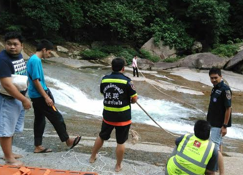 2 นักศึกษา ม.รังสิต ลงเล่นน้ำตกพรหมโลก ตกบ่อน้ำวน-ดับคู่ 2 นักศึกษา ม.รังสิต ลงเล่นน้ำตกพรหมโลก ตกบ่อน้ำวน-ดับคู่