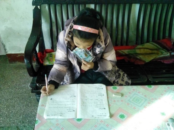 พ่อผุดวิธีแปลก จับงูเห่ามาฉกลูกหวังรักษาโรคร้าย พ่อผุดวิธีแปลก จับงูเห่ามาฉกลูกหวังรักษาโรคร้าย