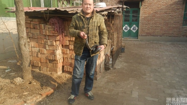 พ่อผุดวิธีแปลก จับงูเห่ามาฉกลูกหวังรักษาโรคร้าย พ่อผุดวิธีแปลก จับงูเห่ามาฉกลูกหวังรักษาโรคร้าย