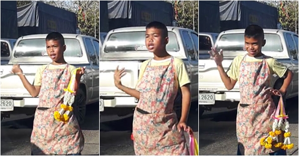 ไม่ได้มาเล่น ๆ หนุ่มน้อยโชว์แดนซ์สเต็ปเทพ ขายพวงมาลัยกลางสี่แยก ไม่ได้มาเล่น ๆ หนุ่มน้อยโชว์แดนซ์สเต็ปเทพ ขายพวงมาลัยกลางสี่แยก