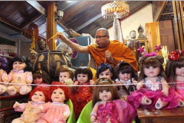 วิจารณ์สนั่น !! พระวัดดังจัดพิธีปลุกเสกตุ๊กตาลูกเทพ เข้าข่ายอาบัติหรือไม่ วิจารณ์สนั่น !! พระวัดดังจัดพิธีปลุกเสกตุ๊กตาลูกเทพ เข้าข่ายอาบัติหรือไม่