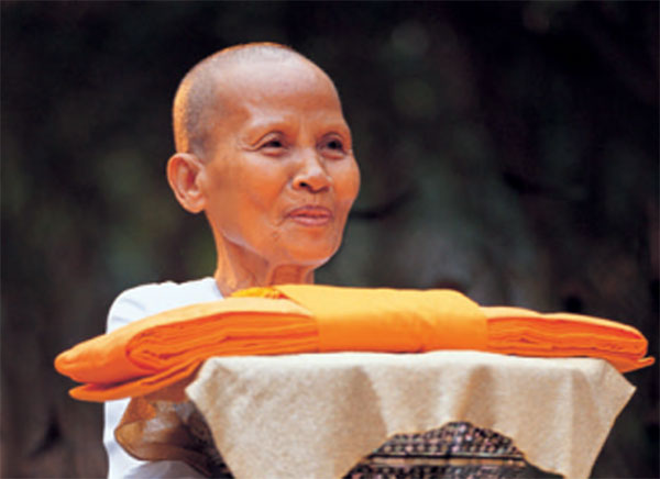 แชร์ว่อน ! แม่ชีจันทร์ แม่ชีปัดระเบิด ในคลิปเรื่องเล่าพระธัมมชโย คือใคร ? แชร์ว่อน ! แม่ชีจันทร์ แม่ชีปัดระเบิด ในคลิปเรื่องเล่าพระธัมมชโย คือใคร ?