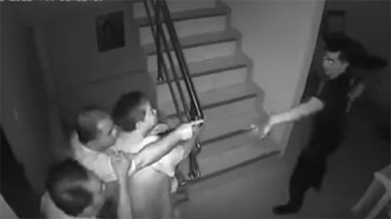 โจรบุกปล้นร้านเพชรกลางดึก โดนเจ้าของร้านยิงดับ (มีคลิป) โจรบุกปล้นร้านเพชรกลางดึก โดนเจ้าของร้านยิงดับ (มีคลิป)