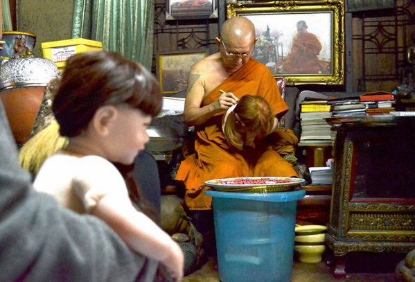 วิจารณ์สนั่น !! พระวัดดังจัดพิธีปลุกเสกตุ๊กตาลูกเทพ เข้าข่ายอาบัติหรือไม่ วิจารณ์สนั่น !! พระวัดดังจัดพิธีปลุกเสกตุ๊กตาลูกเทพ เข้าข่ายอาบัติหรือไม่