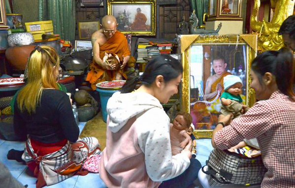 วิจารณ์สนั่น !! พระวัดดังจัดพิธีปลุกเสกตุ๊กตาลูกเทพ เข้าข่ายอาบัติหรือไม่ วิจารณ์สนั่น !! พระวัดดังจัดพิธีปลุกเสกตุ๊กตาลูกเทพ เข้าข่ายอาบัติหรือไม่