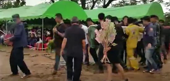 คลิปงานเผาศพ ครูอิ๋ว จุฬารัตน์ ตามพิธีโบราณ ส่งดวงวิญญาณสู่สุคติ คลิปงานเผาศพ ครูอิ๋ว จุฬารัตน์ ตามพิธีโบราณ ส่งดวงวิญญาณสู่สุคติ