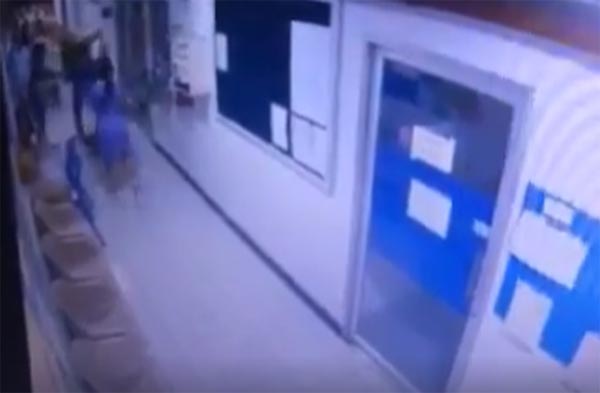 คลิปวินาทีผู้ช่วยพยาบาลหึงโหด แทงเพื่อนดับ 1 เจ็บ 1 คาโรงพยาบาล คลิปวินาทีผู้ช่วยพยาบาลหึงโหด แทงเพื่อนดับ 1 เจ็บ 1 คาโรงพยาบาล