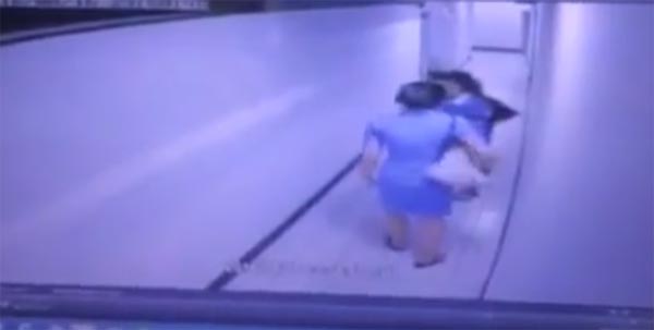 คลิปวินาทีผู้ช่วยพยาบาลหึงโหด แทงเพื่อนดับ 1 เจ็บ 1 คาโรงพยาบาล คลิปวินาทีผู้ช่วยพยาบาลหึงโหด แทงเพื่อนดับ 1 เจ็บ 1 คาโรงพยาบาล