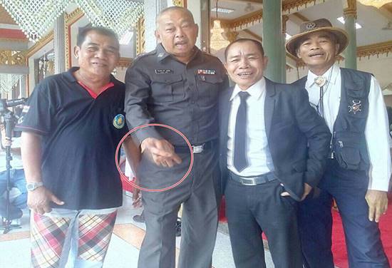 ฮือฮา ! มือปริศนาโผล่ในภาพถ่ายงานศพ ดอน จมูกบาน ฮือฮา ! มือปริศนาโผล่ในภาพถ่ายงานศพ ดอน จมูกบาน