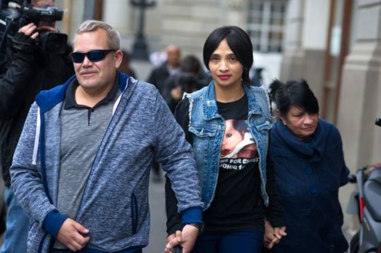 ดราม่า สาวถูกลักพาตัวตั้งแต่ทารกเมื่อ 20 ปีก่อน เลือกอยู่กับครอบครัวที่ลักมา แทนพ่อแม่จริง ดราม่า สาวถูกลักพาตัวตั้งแต่ทารกเมื่อ 20 ปีก่อน เลือกอยู่กับครอบครัวที่ลักมา แทนพ่อแม่จริง