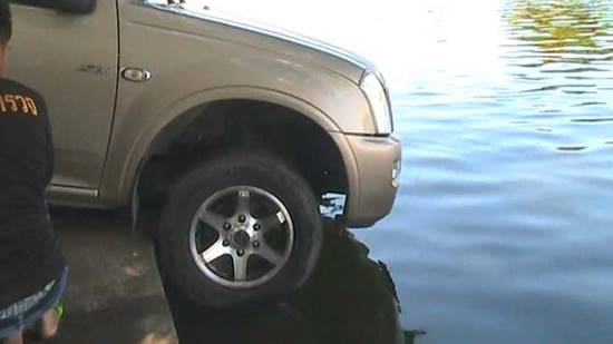 หวิดสลด ! ปล่อยเด็ก 6 ขวบ อยู่ลำพังในรถ ปลดเบรกมือเกือบไหลตกน้ำ หวิดสลด ! ปล่อยเด็ก 6 ขวบ อยู่ลำพังในรถ ปลดเบรกมือเกือบไหลตกน้ำ